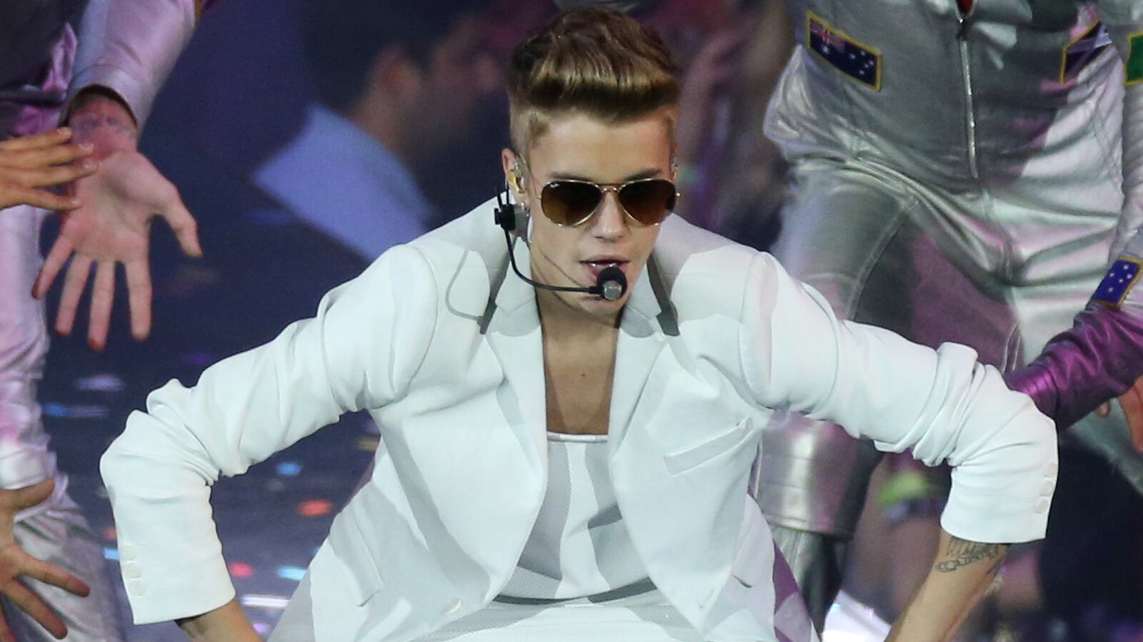 cheats/2013/03/09/bieber-resumes-tour-after-hospitalization/130309-biebs-bad-week-cheat_mnufvb