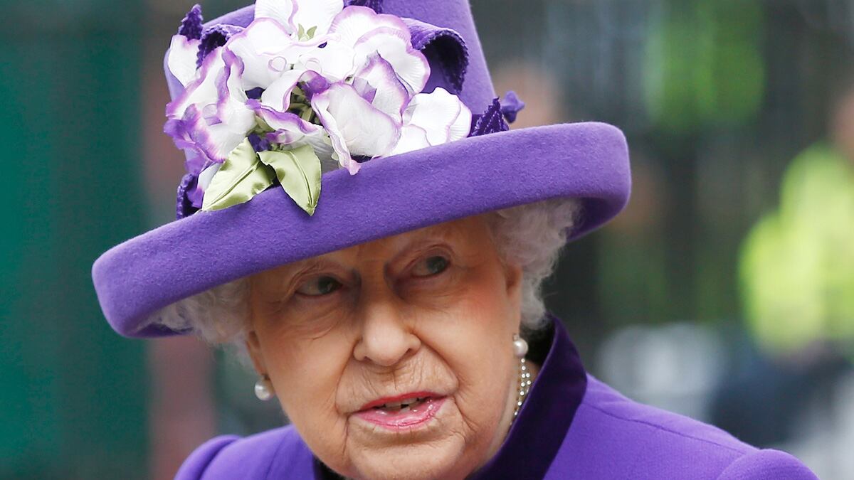 cheats/2016/12/21/queen-elizabeth-ii-cancels-christmas-travel-plans/161221-queen-elizabeth-cheat_nzdwoa