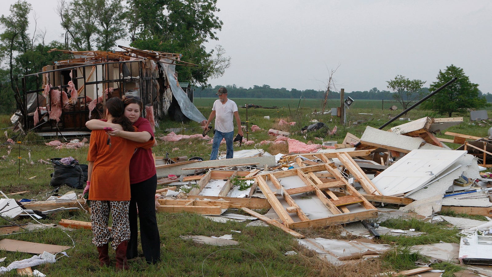 cheats/2013/05/20/plains-tornadoes-kill-1/130520-tornado-aftermath-cheat_rqhc9k