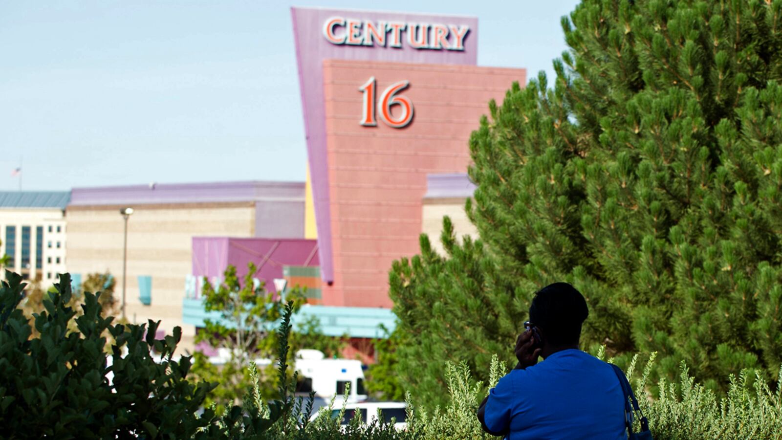 articles/2012/07/22/after-batman-shooting-hollywood-looks-within/aurora-hollywood-reax-munoz_daiax0