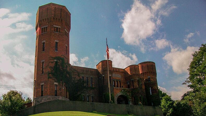 articles/2013/04/23/admit-it-you-d-totally-live-in-a-castle/admit-it-you-d-totally-live-in-a-castle-image_drppme