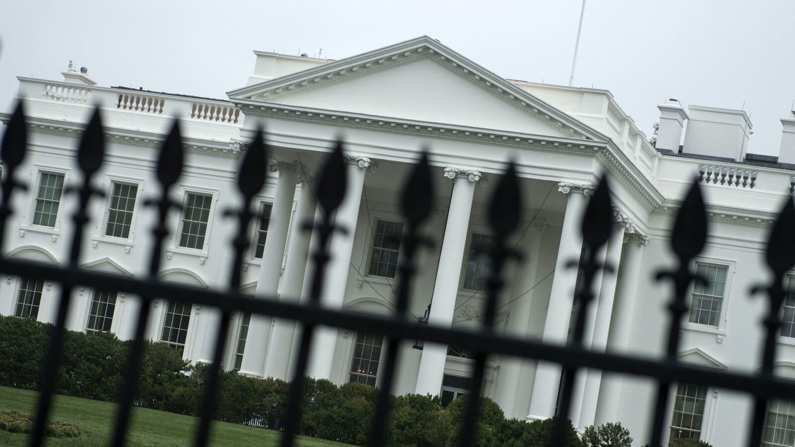 cheats/2014/09/30/white-house-invader-flagged-pre-entrance/140930-secret-service-cheat_nyu9ot