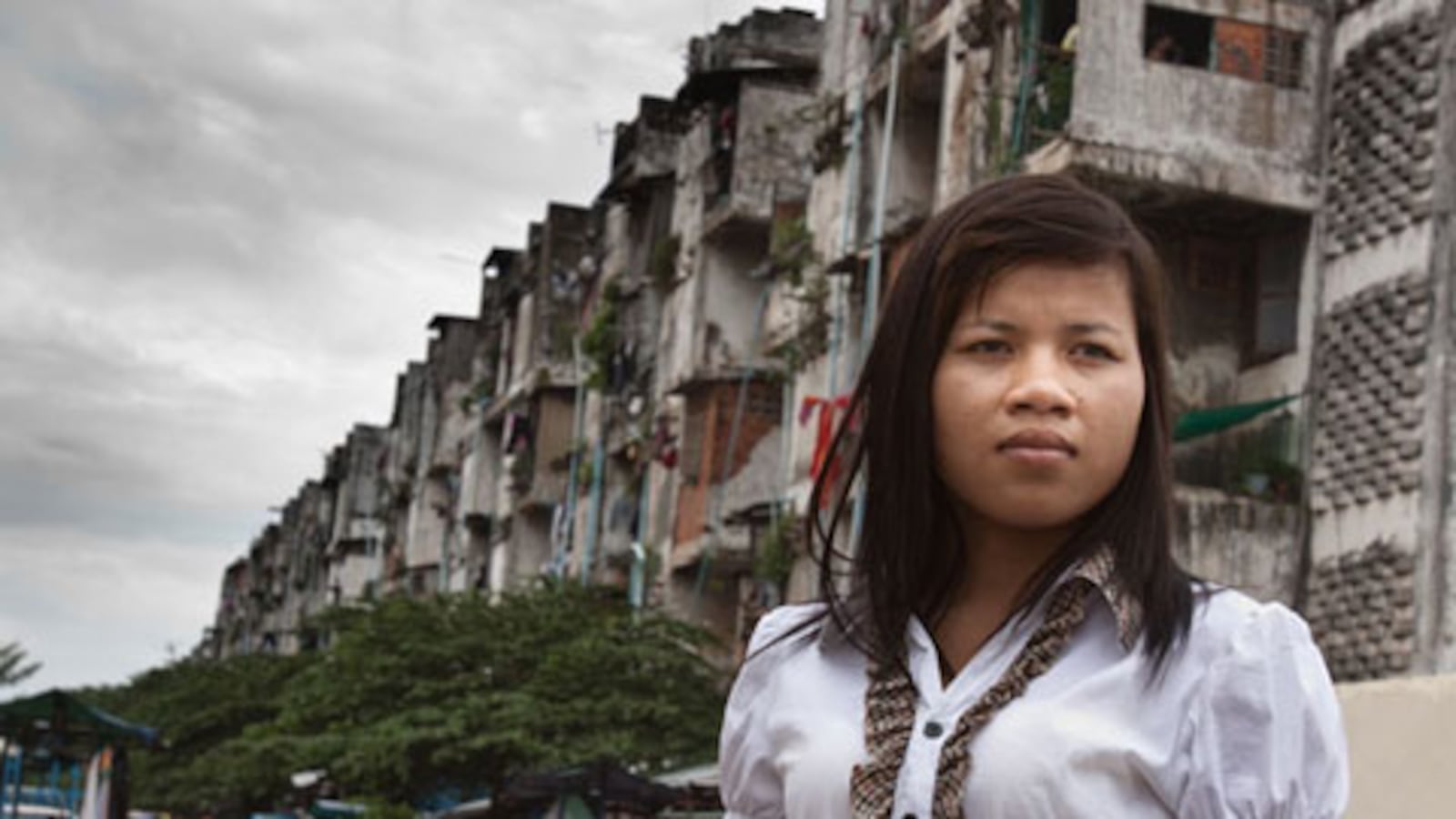 articles/2009/10/16/demis-sex-slave-crusade/demi-moore-sex-slaves-gallery-launch_k1mzuh