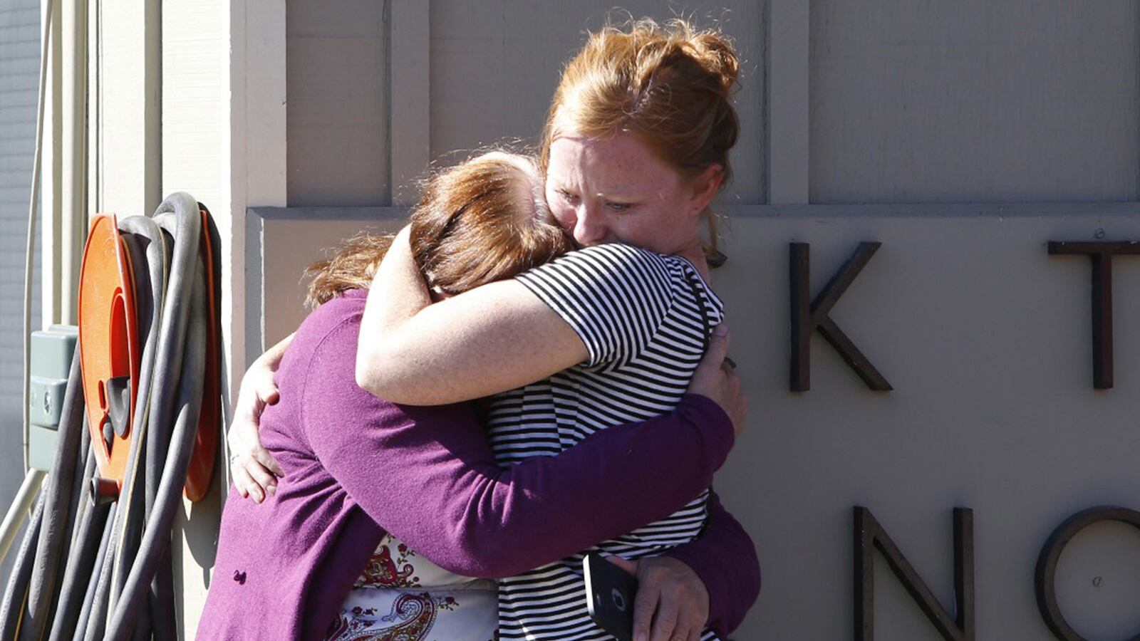 galleries/2015/10/01/scenes-from-the-oregon-college-shooting-photos/151001-oregon-shooting2_ael6sm