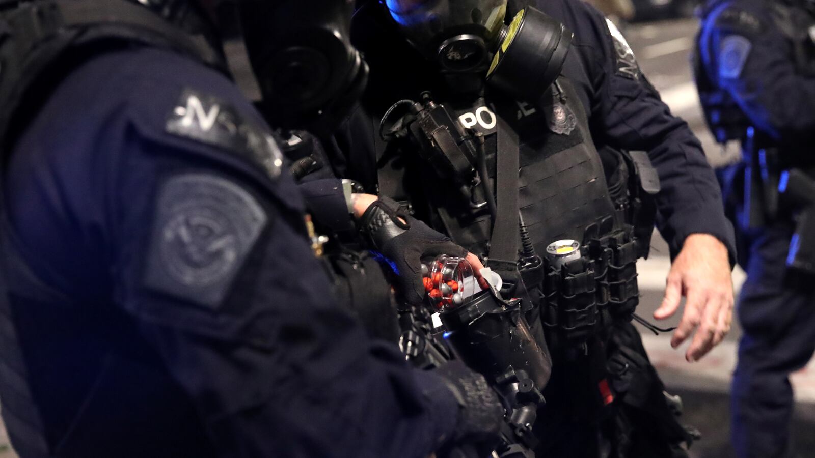 2020-07-28T084818Z_1810465438_RC282I9DYFFV_RTRMADP_3_GLOBAL-RACE-PROTESTS-PORTLAND_sy5x4w