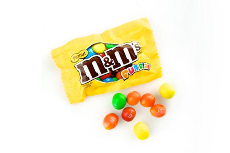 galleries/2011/10/14/most-fattening-halloween-candy-snickers-twix-kit-kat-candy-corn-photos/deadliest-halloween-candy-most-fattening-gal-m-m-fun-size_kbqlb2