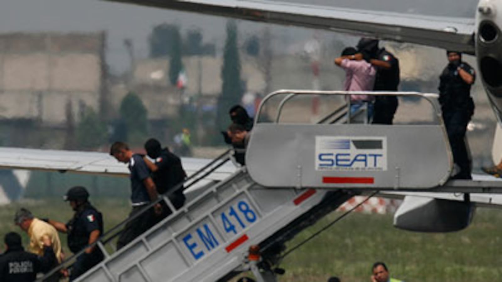 cheats/2009/09/09/plane-hijacked-in-mexico/mexico-hijack-arrest_slkppl