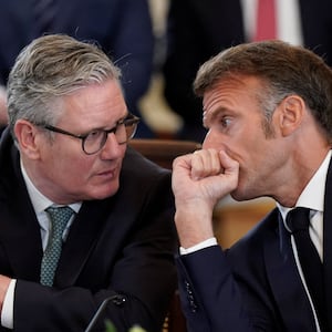 French President Emmanuel Macron and British Prime Minister Keir Starmer speak during a meeting with U.S. President Donald Trump (not pictured), Ukrainian President Volodymyr Zelenskiy (not pictured) and European leaders amid negotiations to end the Russian war in Ukraine, at the White House in Washington, D.C., U.S., August 18, 2025. REUTERS/Alexander Drago