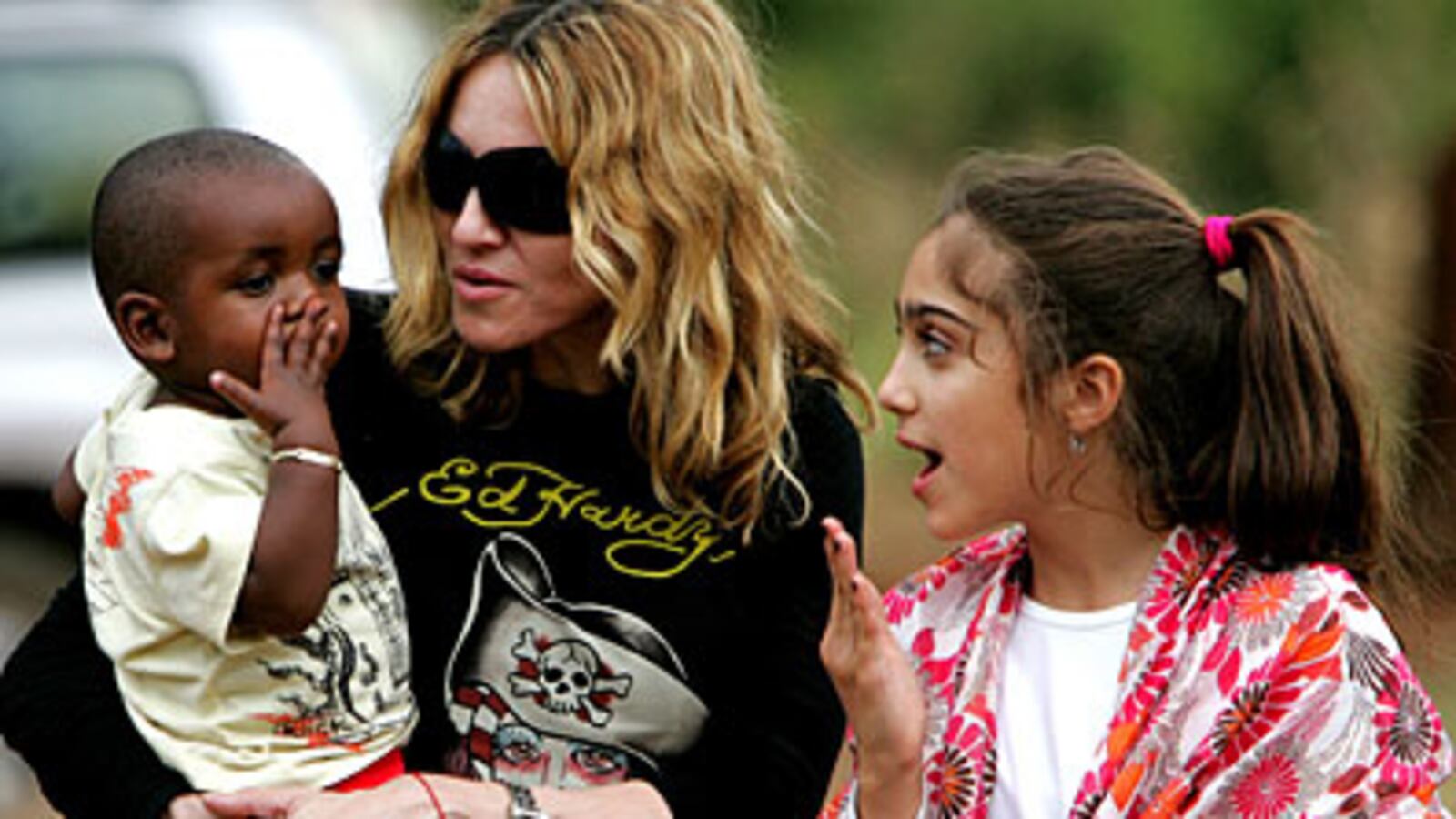 cheats/2009/03/27/its-true-madonna-adopting/madonna-adopting_epigyy