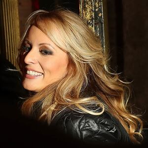 190718-stormy-daniels-tease_r3rscy