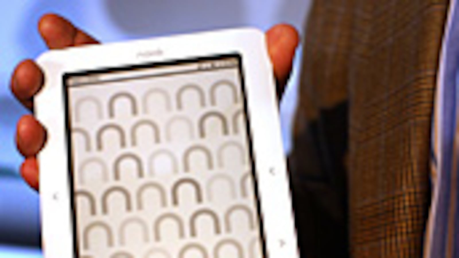 articles/2009/10/21/is-this-the-device-that-will-revolutionize-reading/ciarelli-the-nook_57626_cjtxbi