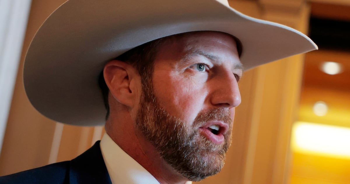 MAGA-Senator vergisst, gegen wen Trumps Krieg ist