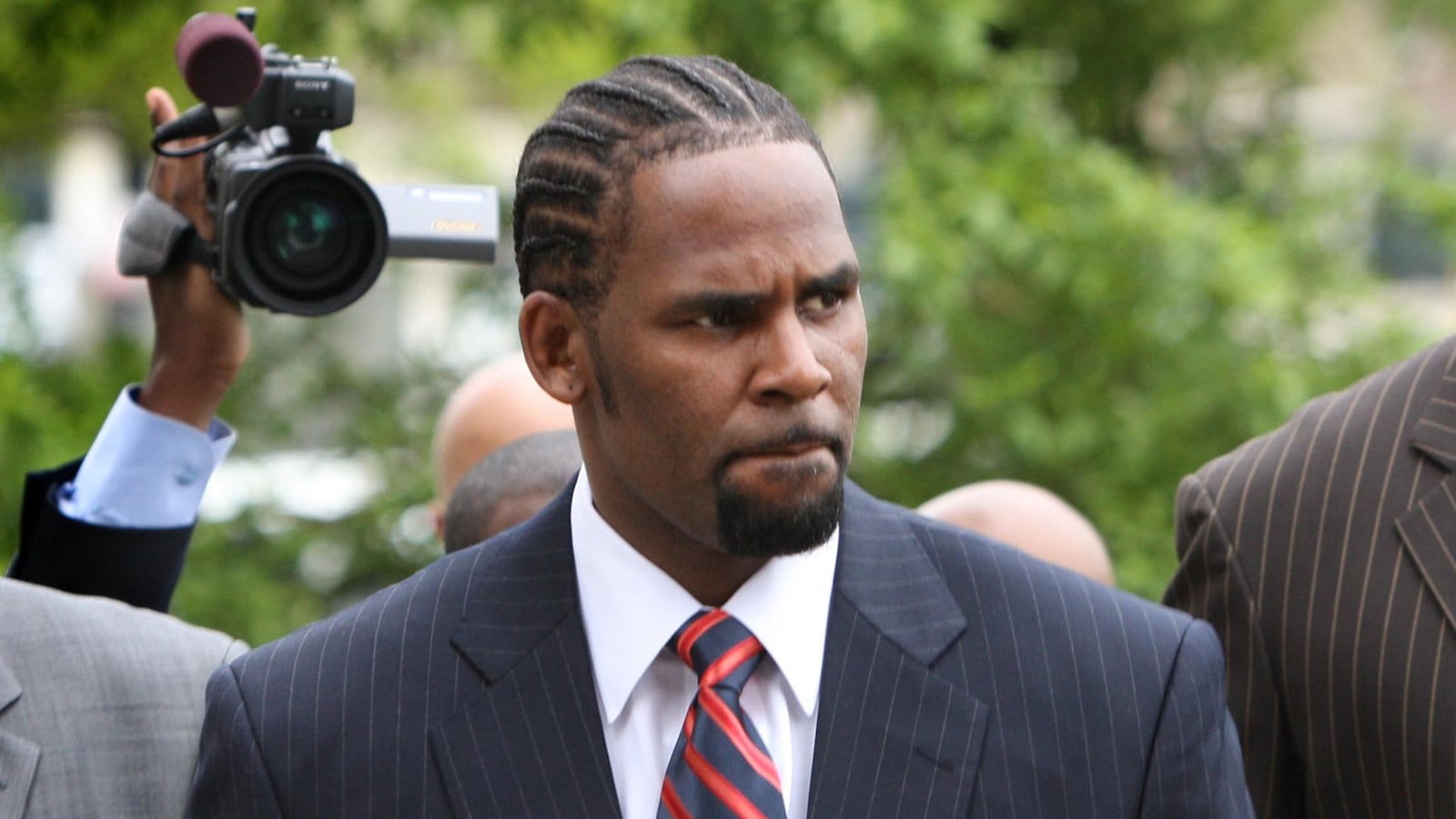 R&B star R. Kelly, center, arrives with manager Derrel McDavid, left, at the Cook County Criminal Courts Building for his child pornography trial on May 20, 2008, in Chicago. (Michael Tercha/Chicago Tribune/Tribune News Service via Getty Images)