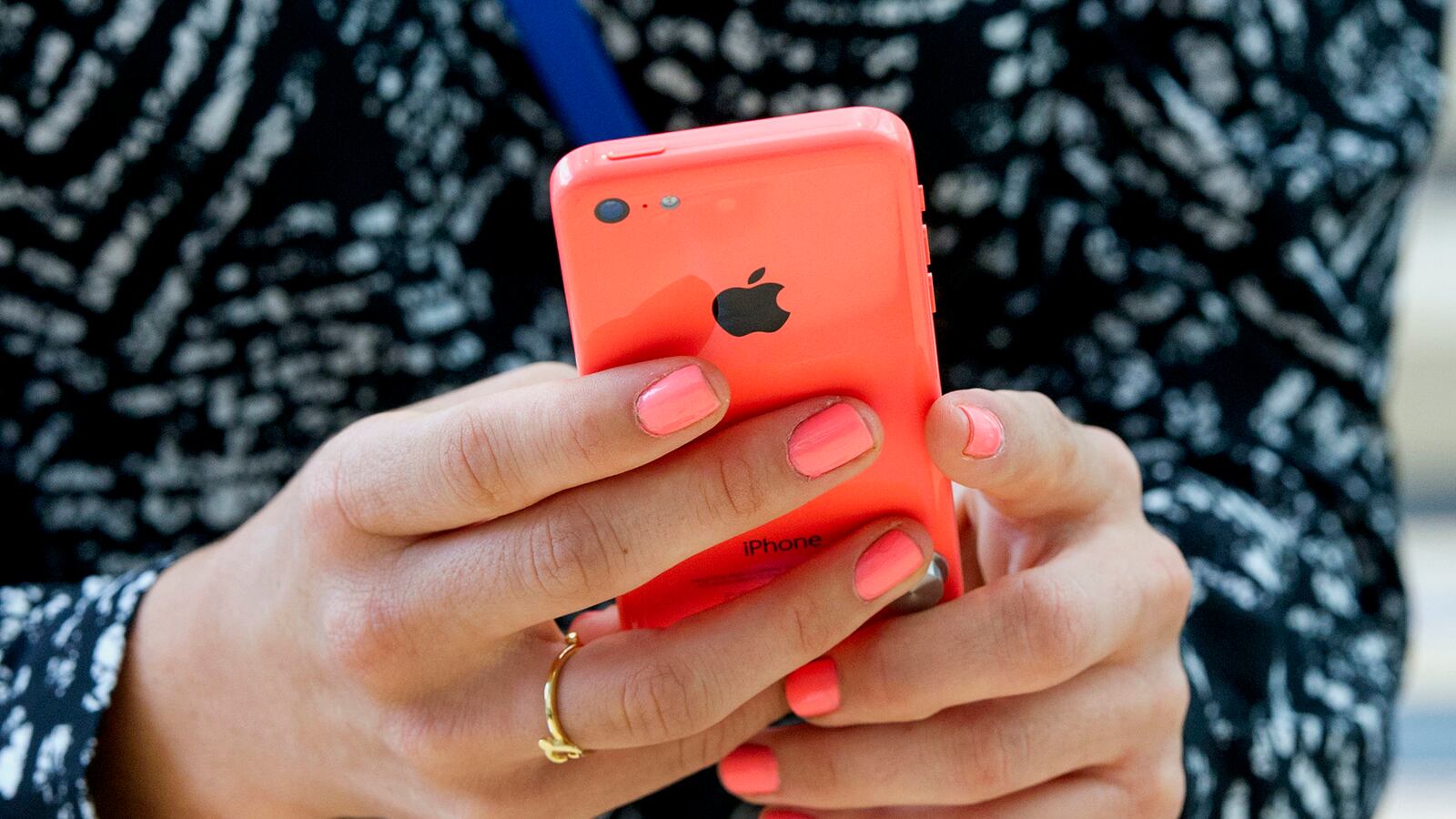 articles/2013/09/23/apple-s-new-iphones-met-by-strong-demand/130923-iphone-oconnor-tease-new_h2pufi