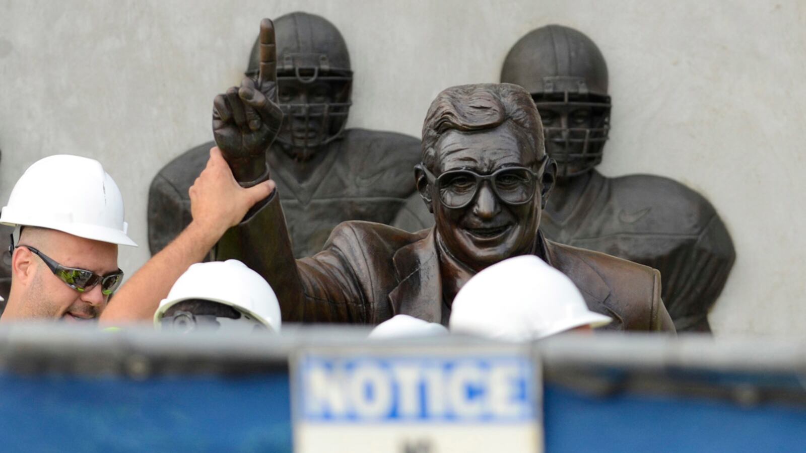 articles/2012/07/22/joe-paterno-statue-it-had-to-go/penn-state-statue-cirilli_vlxusn