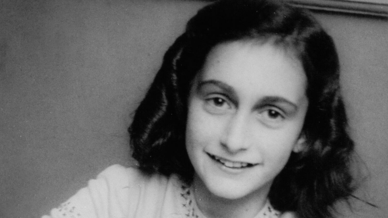 Anne_Frank_lacht_naar_de_schoolfotograaf_koabuo