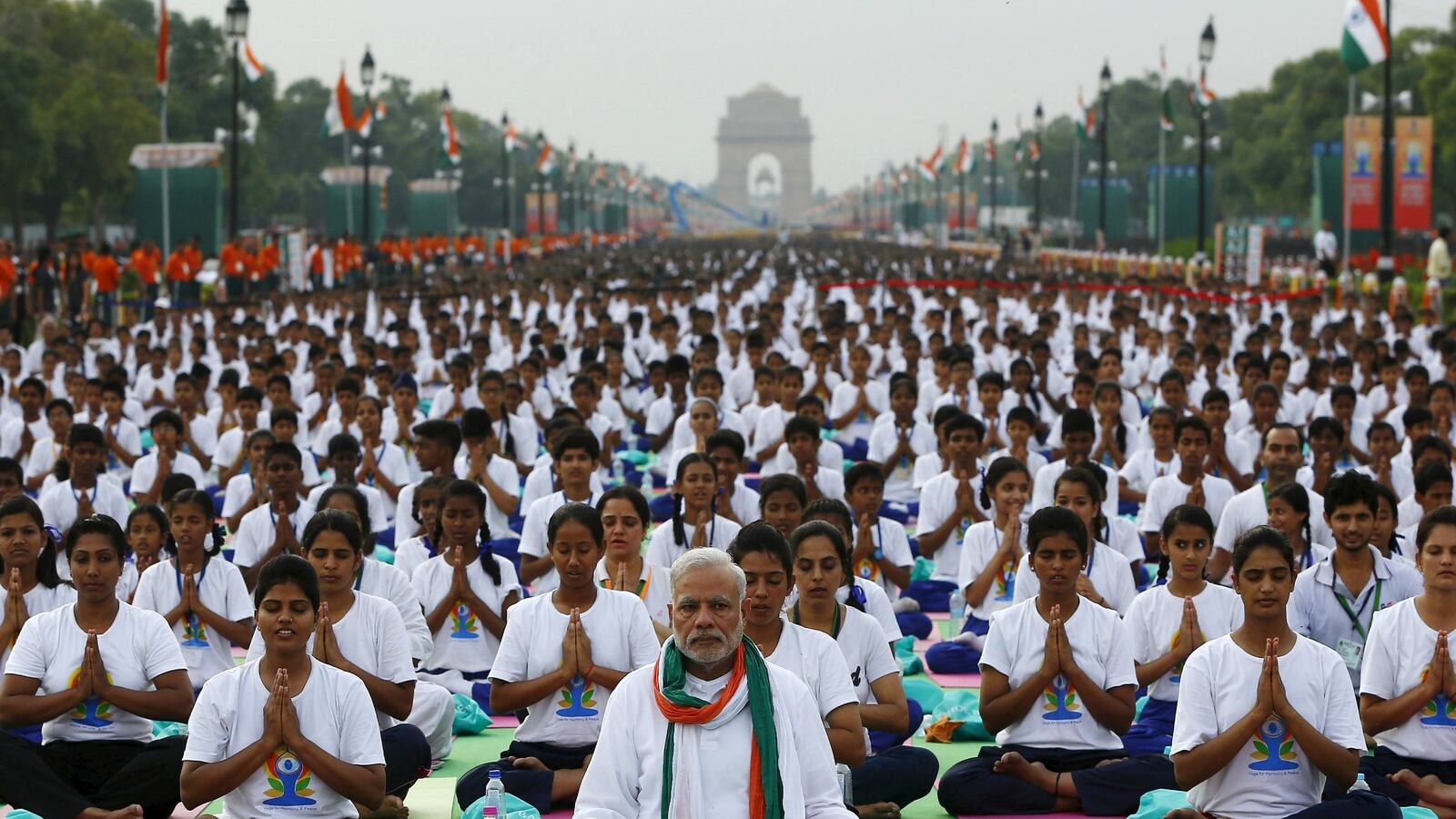 cheats/2015/06/21/indian-pm-leads-thousands-in-yoga/150621-modi-cheat_u3um5c
