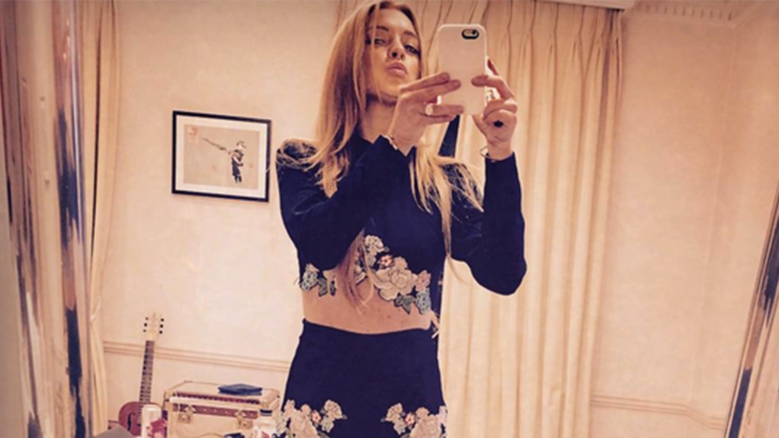 articles/2015/11/14/lindsay-lohan-has-gone-batshit-crazy/151113-zimmerman-lindsay-lohan-tease_wzustf