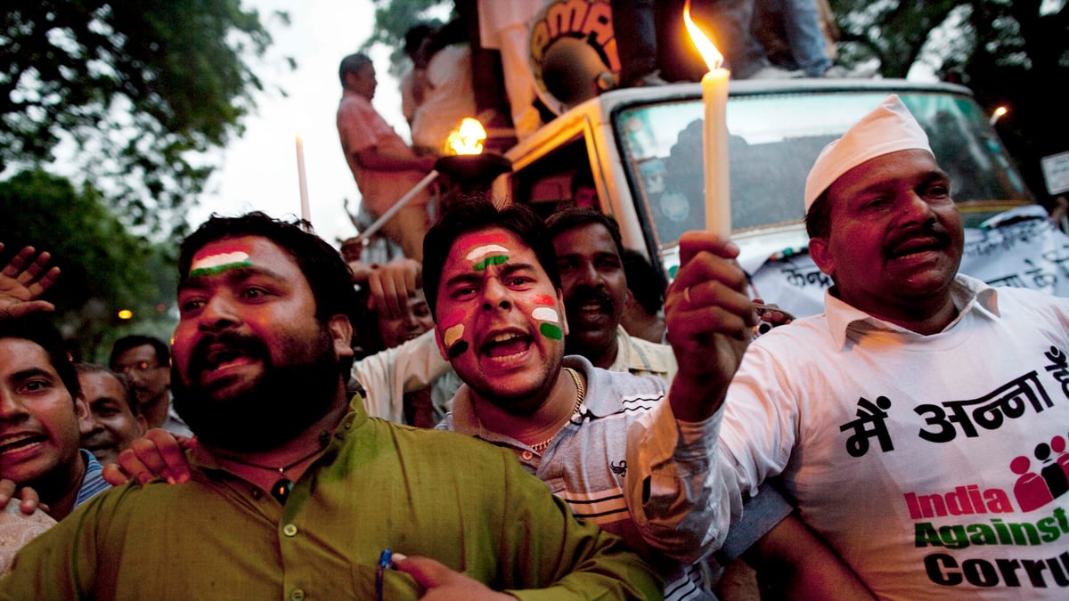 cheats/2011/08/16/indian-police-arrest-1-300/hazare-supporters-india-cheat_vyquqc