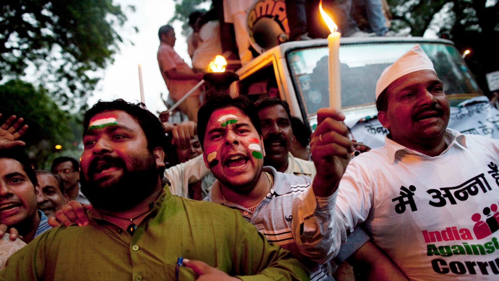 cheats/2011/08/16/indian-police-arrest-1-300/hazare-supporters-india-cheat_vyquqc