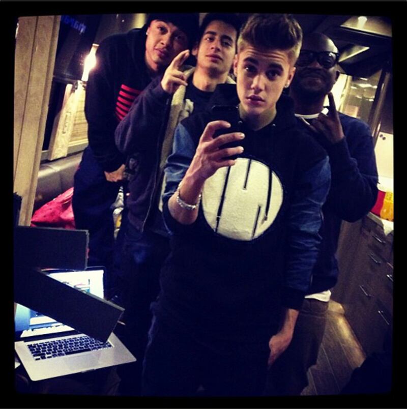 galleries/2012/11/25/one-direction-neil-patrick-harris-more-stars-twitter-pictures-photos/twitpics-121121-bieber_h8i8jt