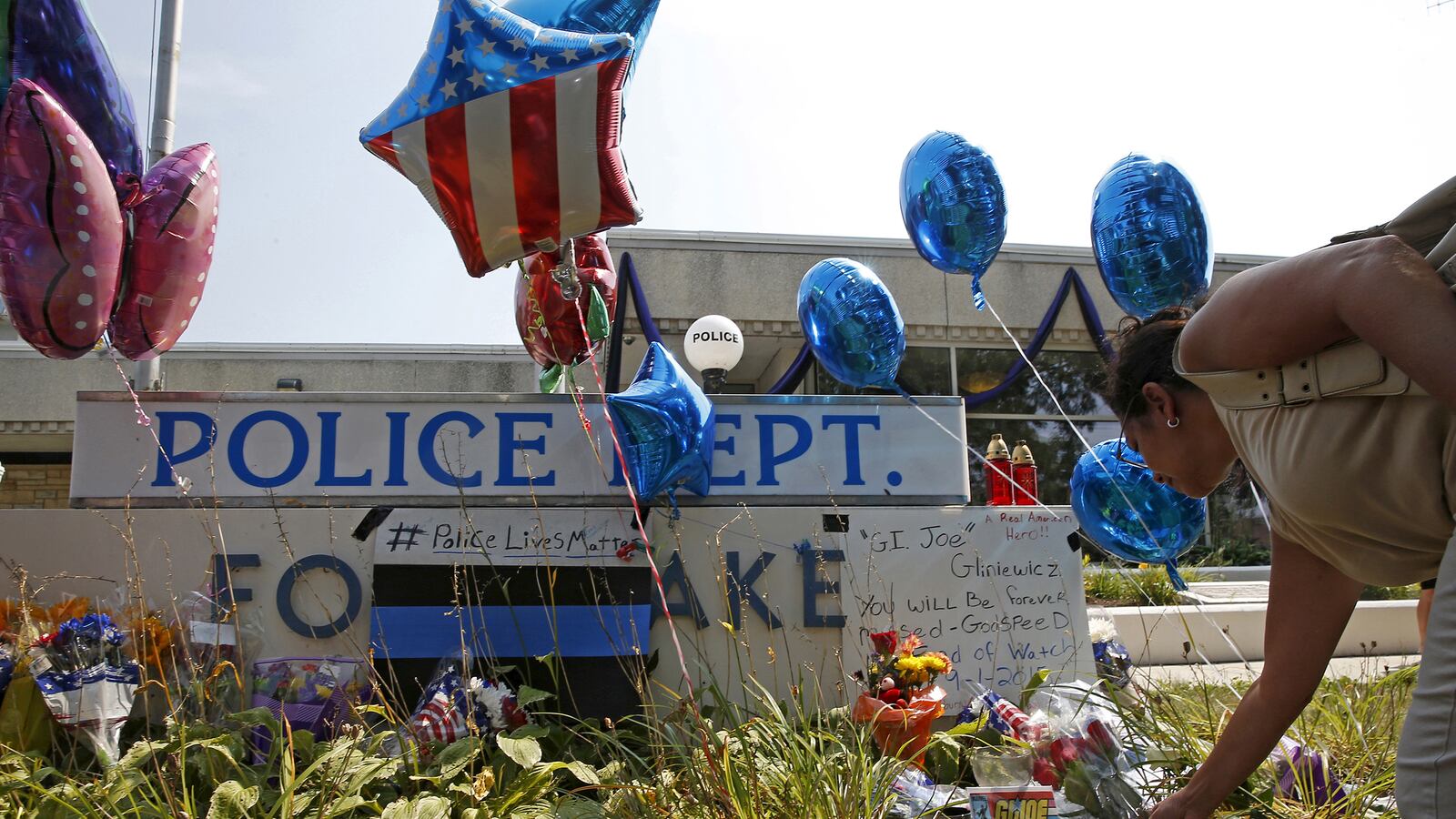 articles/2015/09/03/who-killed-officer-gi-joe/150902-glawe-illinois-tease_qa03mm