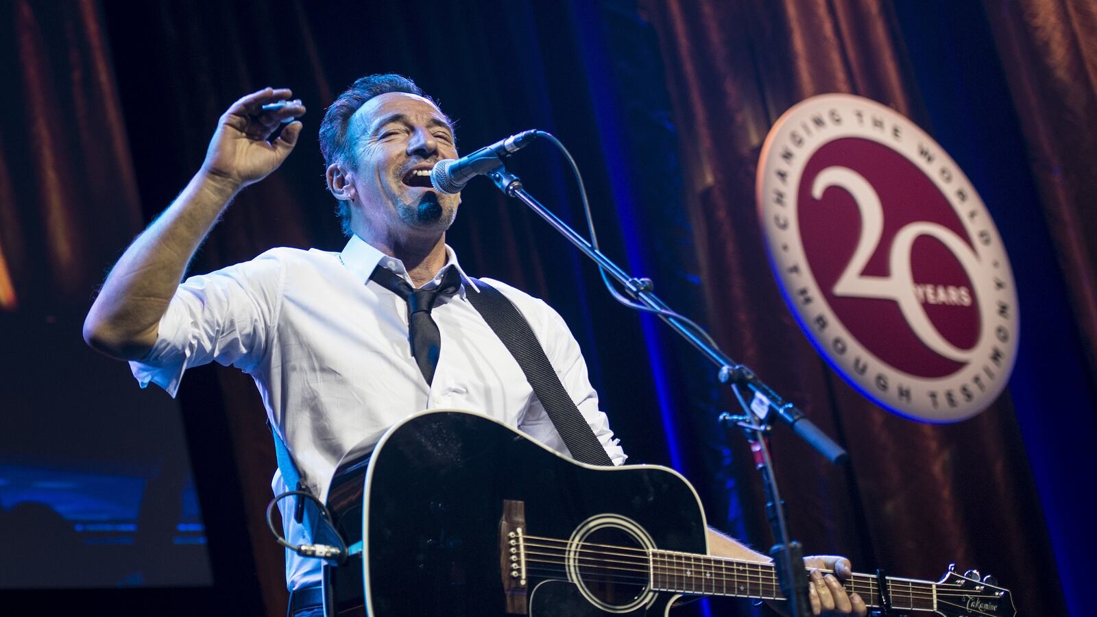 videos/2016/03/29/bruce-springsteen-dances-with-his-mother/160329-Place-Bruce-Springsteen_nzaccm