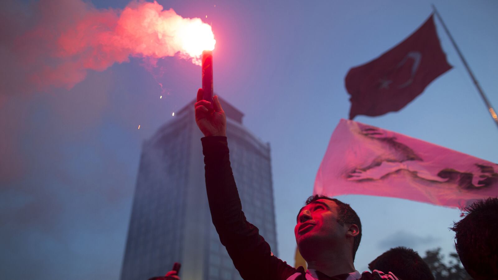 articles/2013/06/11/smiling-under-a-cloud-of-tear-gas-elif-shafak-on-istanbul-s-streets/130610-shafak-turkey-tease_klgbcv