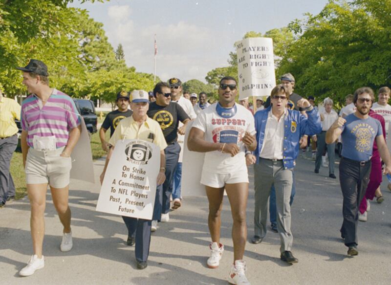 galleries/2011/04/05/quiz-nfl-strike-or-government-shutdown/nfl-or-government---length_ejz1k0