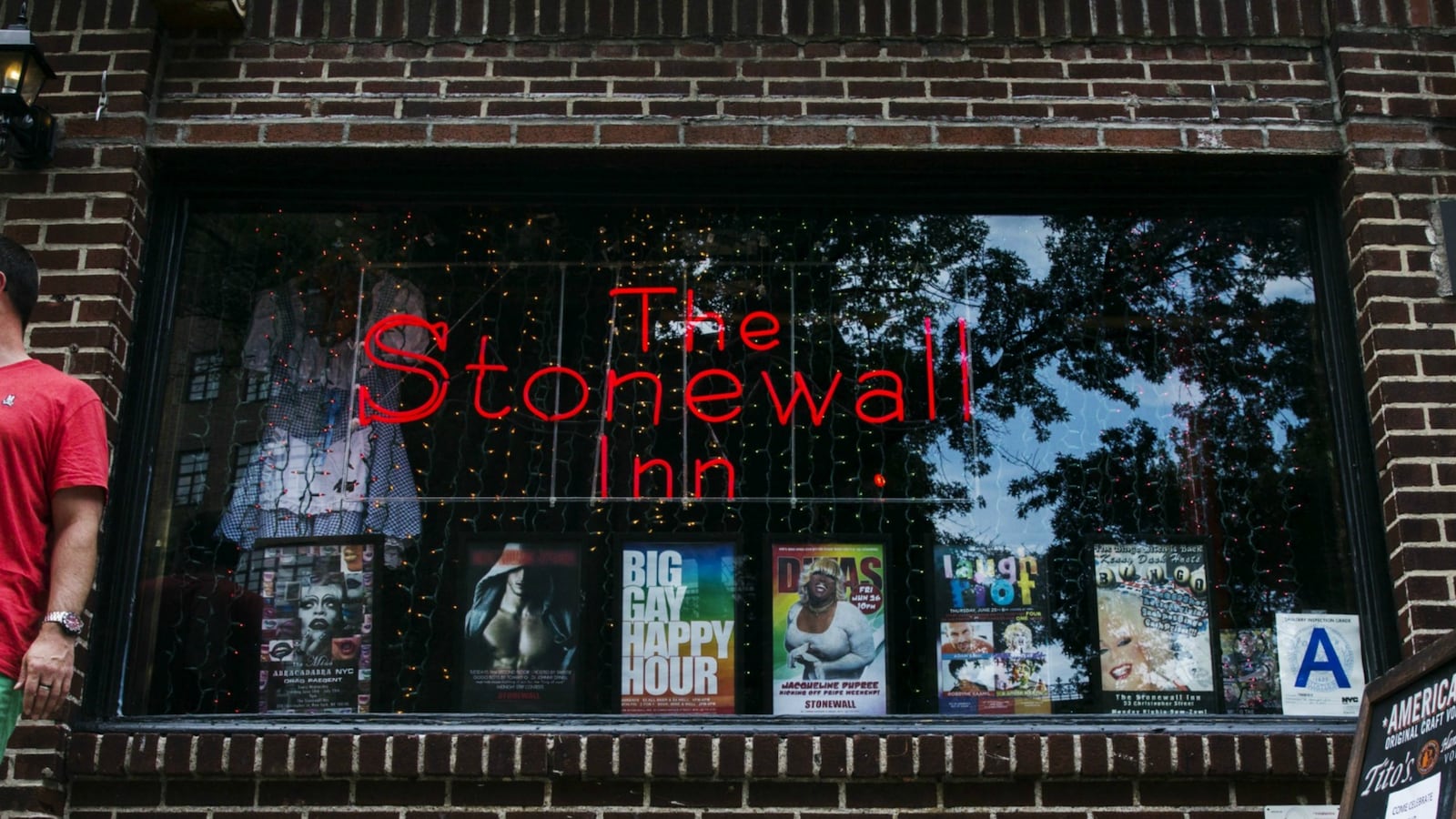 cheats/2016/03/28/trans-woman-raped-at-stonewall-inn/160328-cheat-stonewall_bduroa