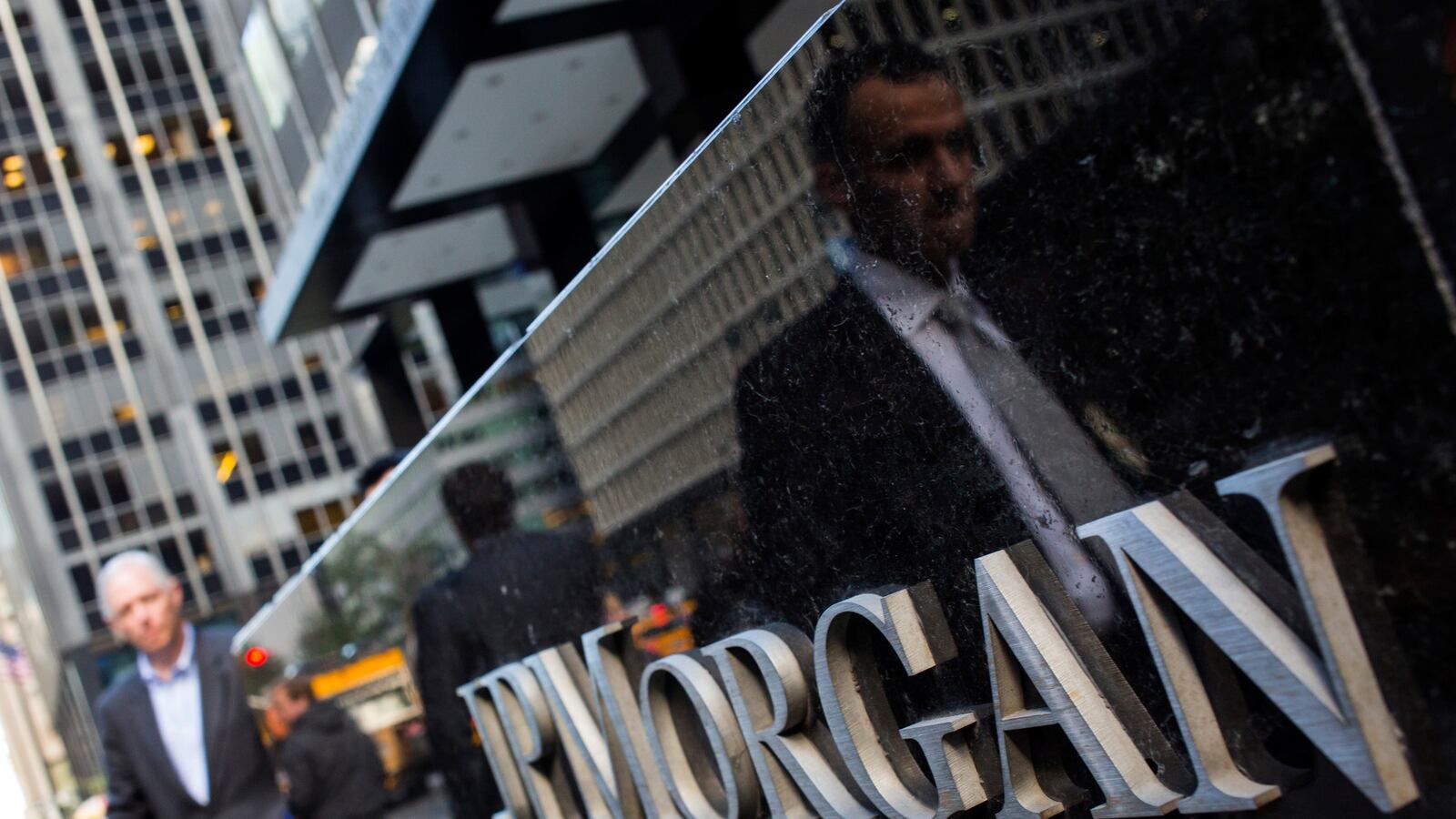 cheats/2014/10/05/9-companies-attacked-by-jpmorgan-hackers/141005-jpmorgan-cheat_fblair