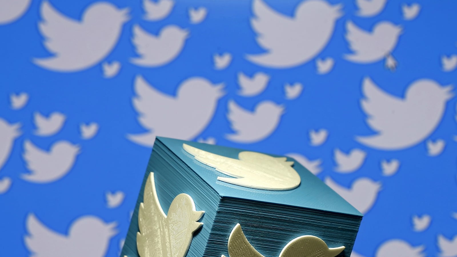 cheats/2016/02/10/new-twitter-feed-algorithm-in-the-works/160205-twitter-isis-cheat_rvfuiu