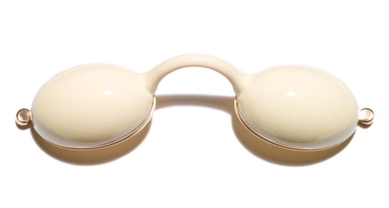 galleries/2009/06/03/the-new-beach-essentials/beach-bag---tomford-goggles_a7sjgo