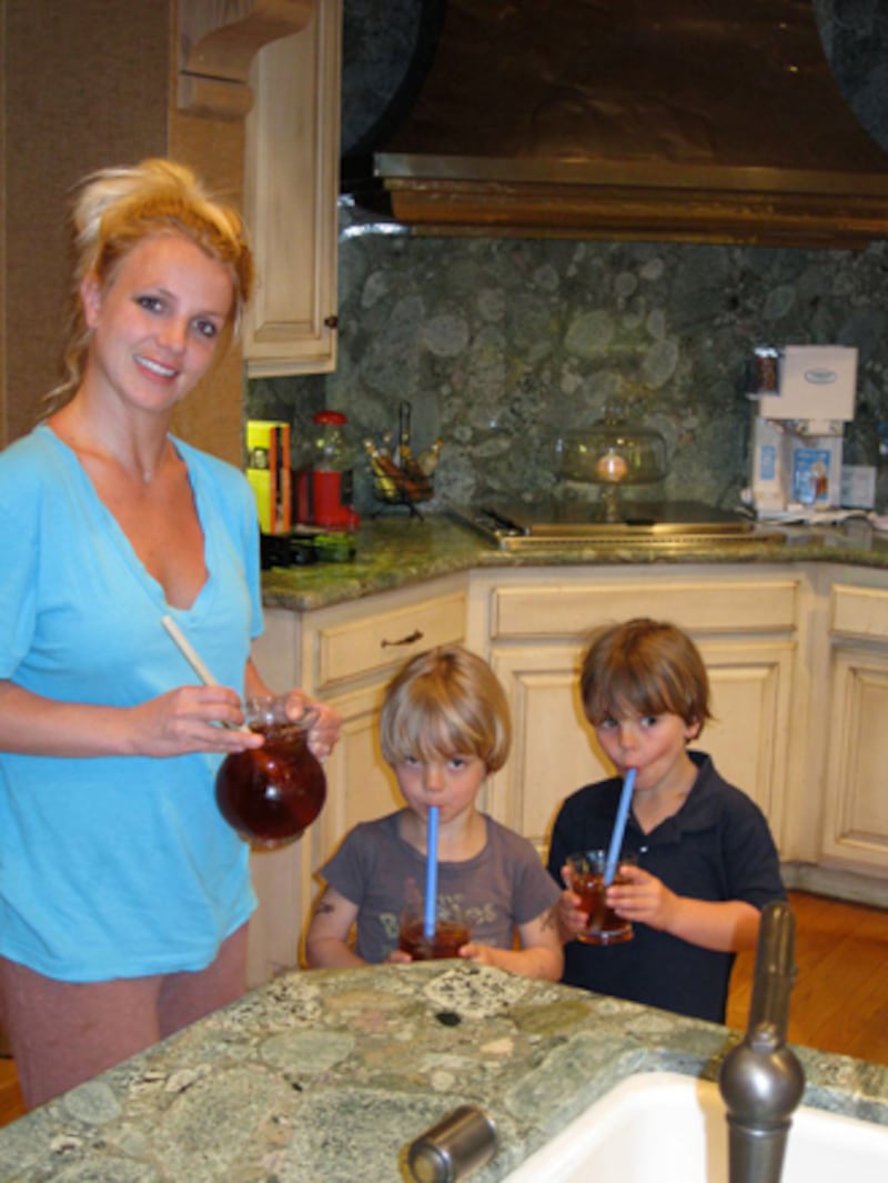 galleries/2011/05/04/celebrity-twit-pics-5-8/twitpi58---spears_obhvu1