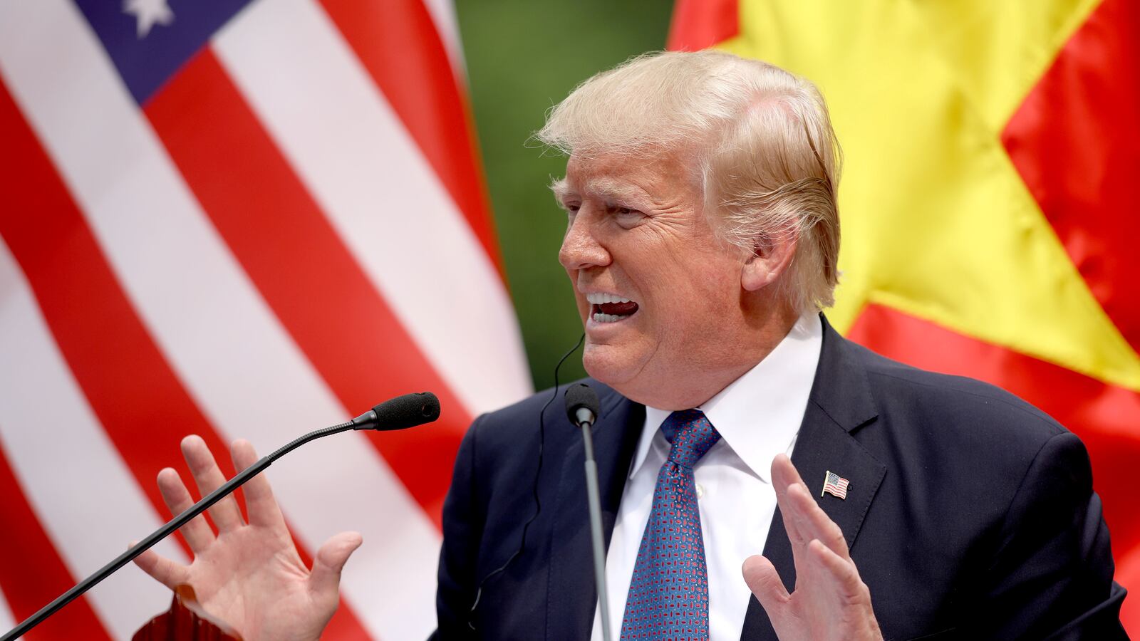 2017-11-12T044946Z_209372033_RC13B605D590_RTRMADP_3_TRUMP-ASIA-VIETNAM_yf3m4n