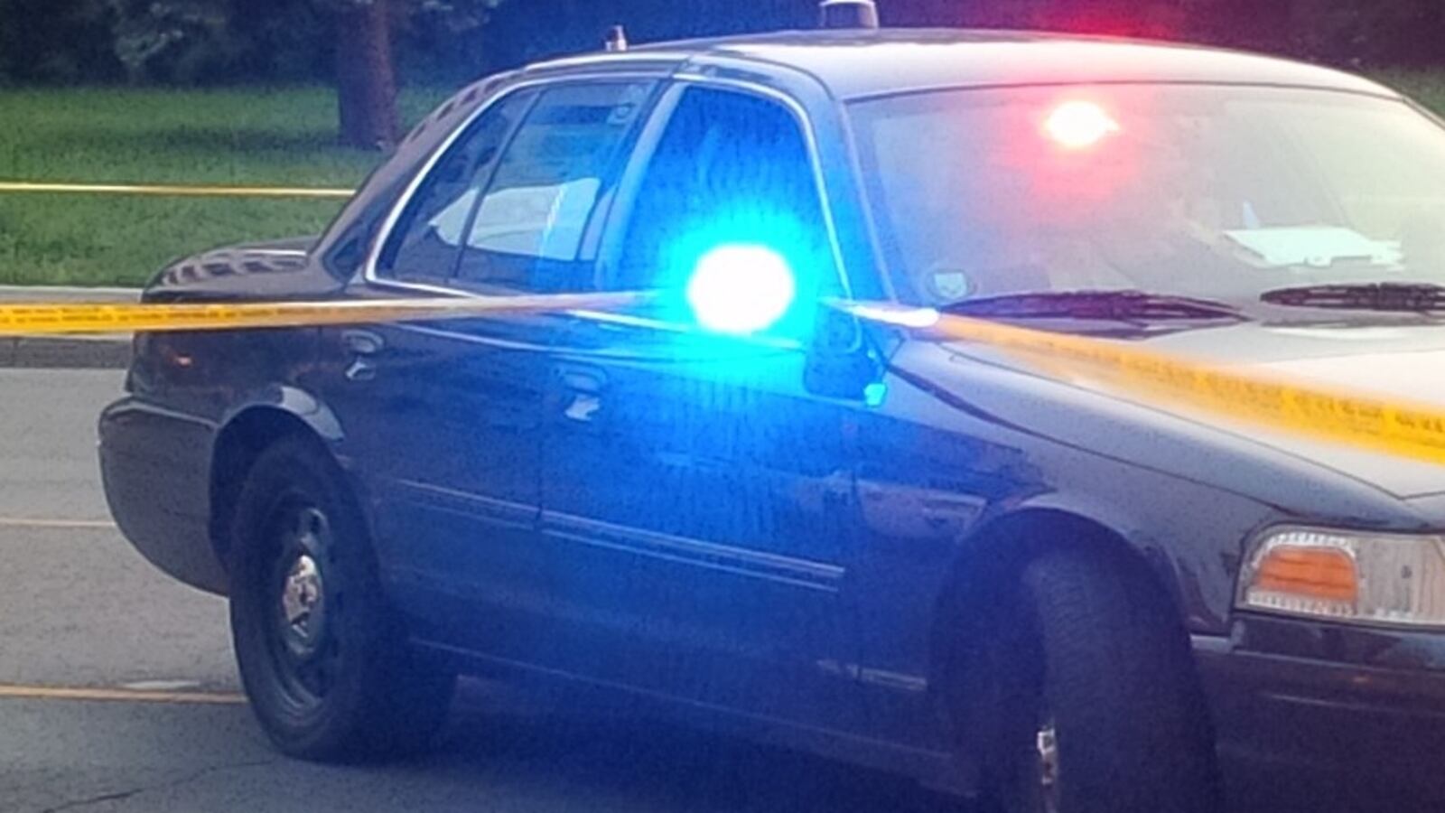 2048px-Unmarked_police_cruiser_with_lights_narekc