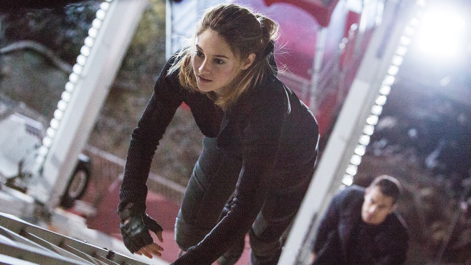 articles/2014/03/21/shailene-woodley-s-badass-leather-pants-in-divergent/140320-divergent-pants-cunningham-tease_bdhhw3