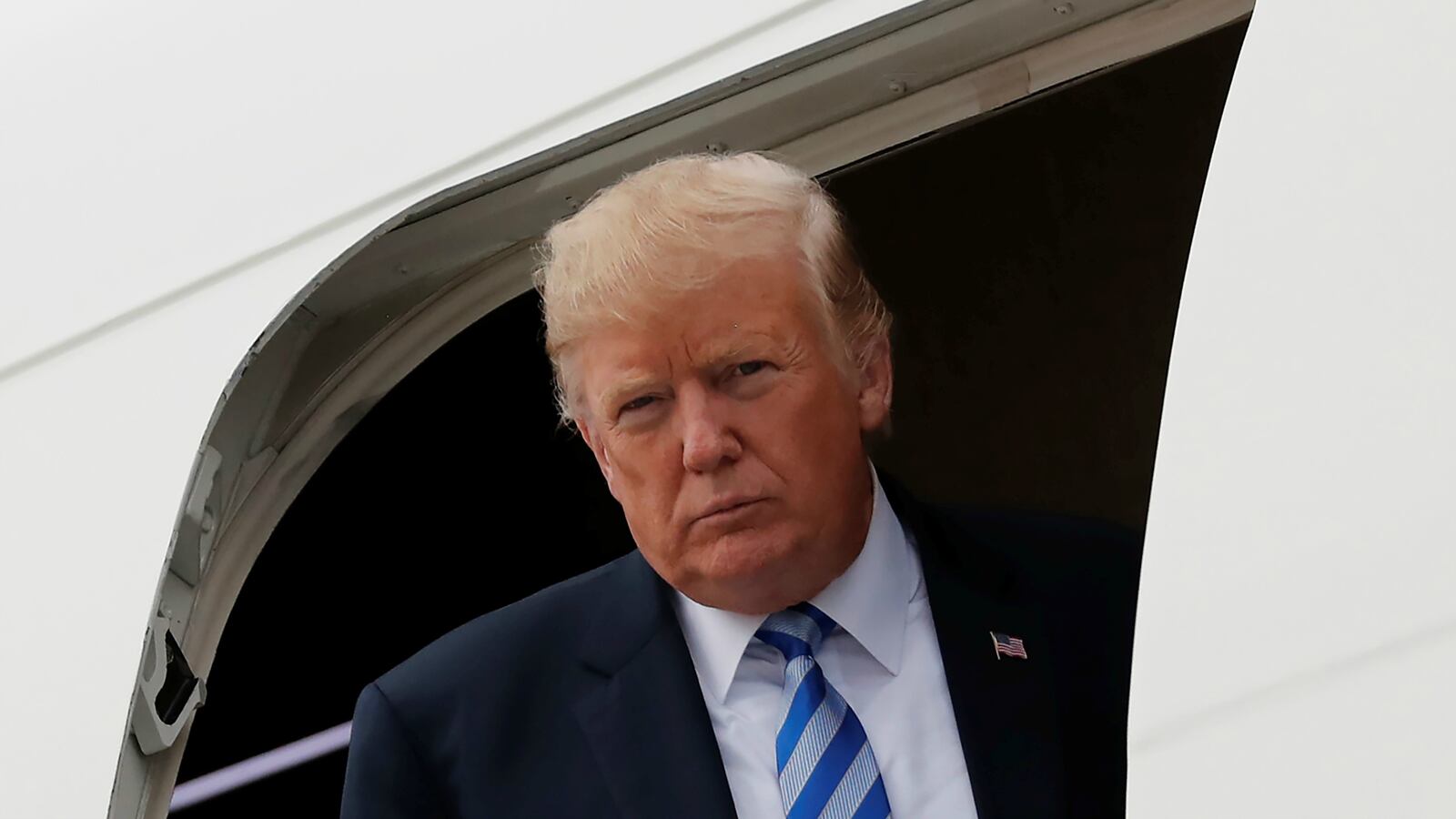 180813-trump-wh-nda-books-cheat_sy2sr2