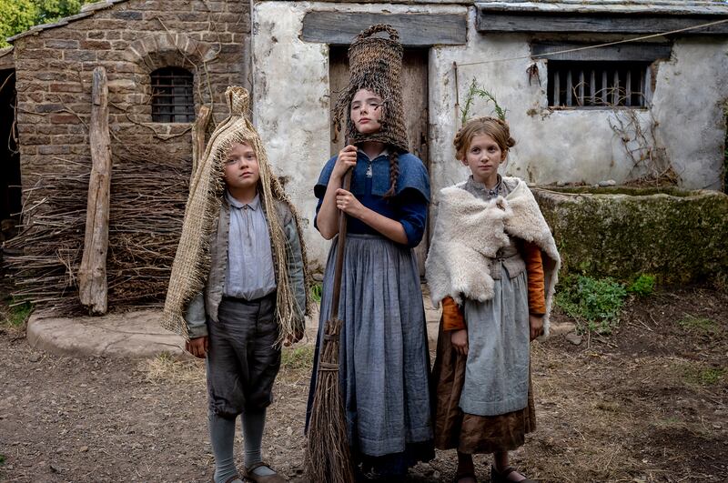 Jacobi Jupe as Hamnet, Bodhi Rae Breathnach as Susanna, and Olivia Lynes as Judith in Hamnet.