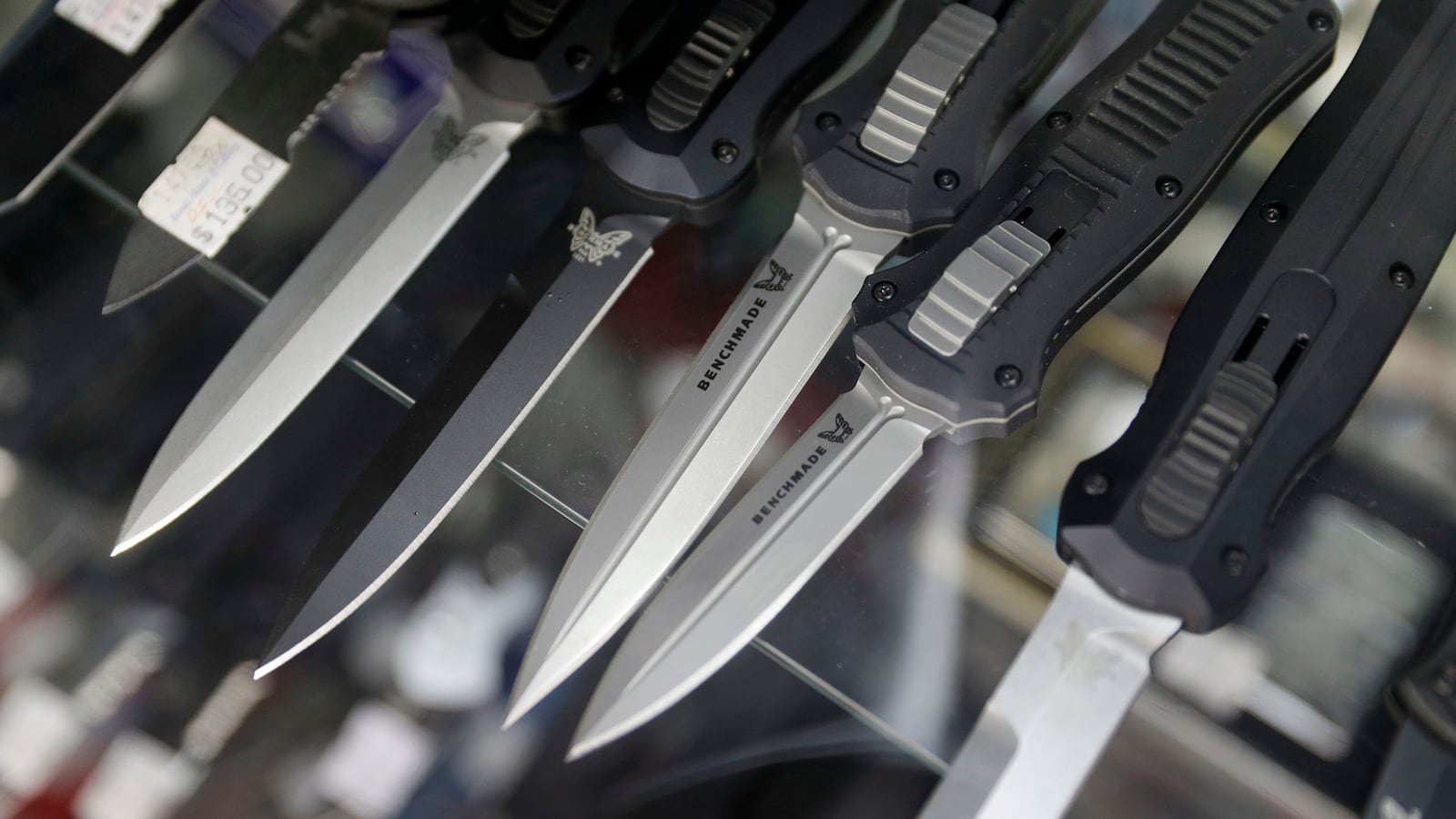 171024-Campbell-gravity-knives-tease_bycqzk