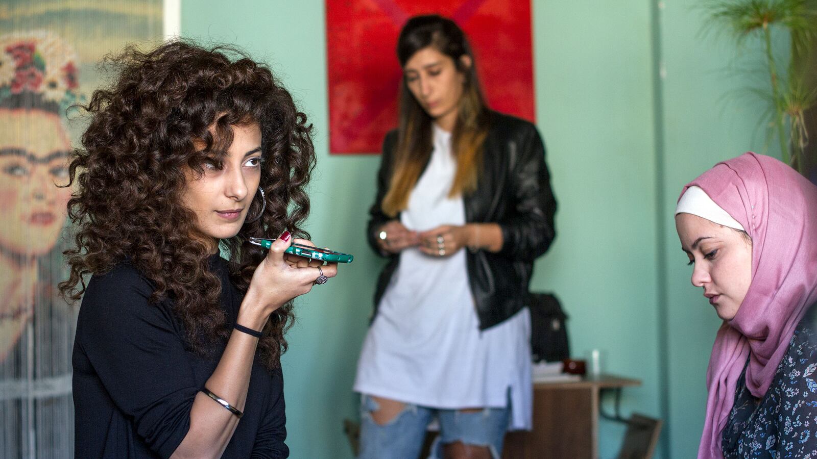 180107-schager-in-between-hero_r6n3df