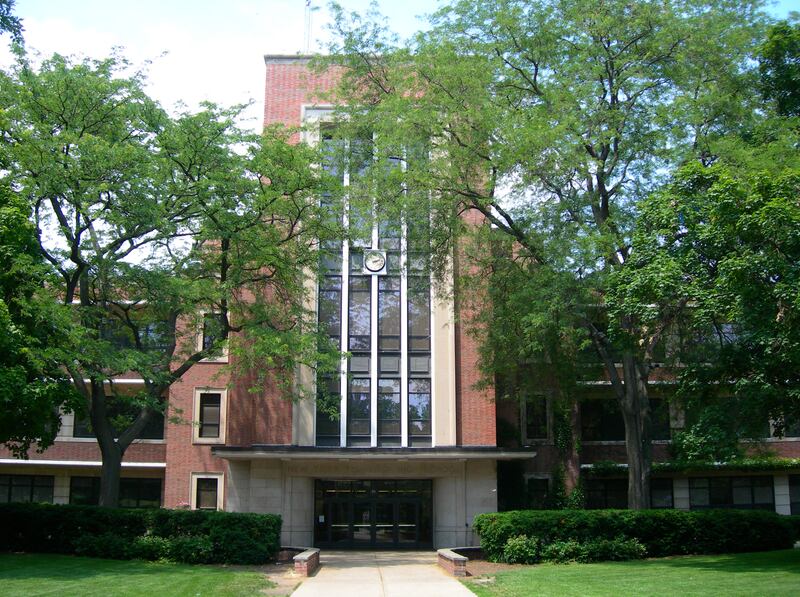 galleries/2013/05/06/top-25-high-schools-midwest/130502-new-trier-township-winnetka_r5zwtm