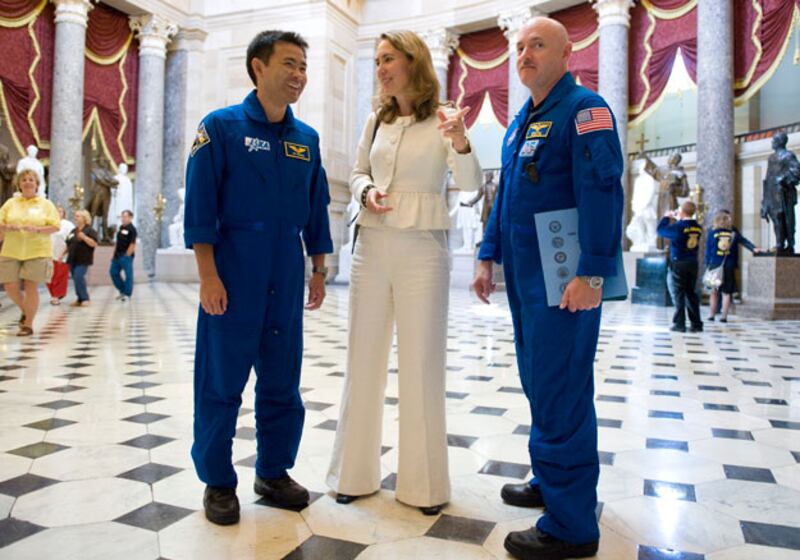 galleries/2011/01/08/gabrielle-giffords/gabrielle-giffords-5_twme6u