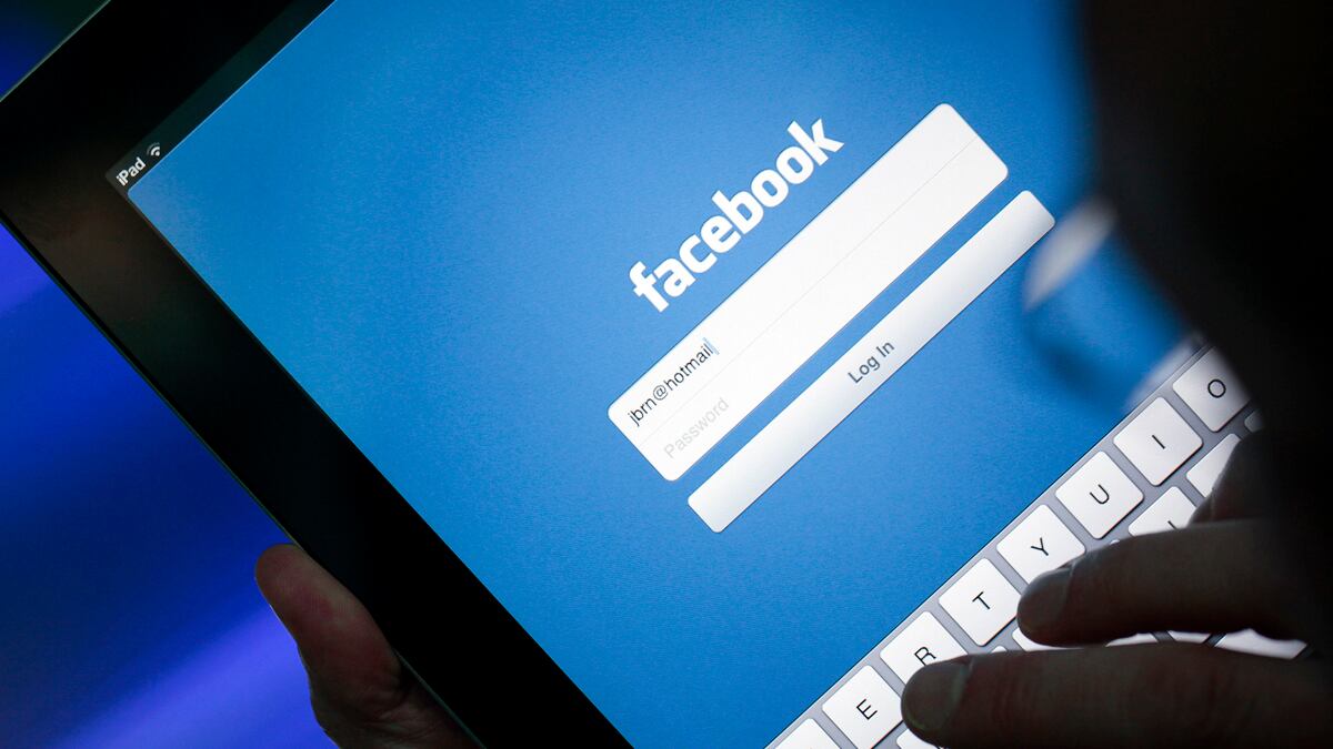 articles/2012/06/25/facebook-s-brazen-switch-user-email-addresses-change-to-facebook-com/facebook-email-singal_cqfa6a