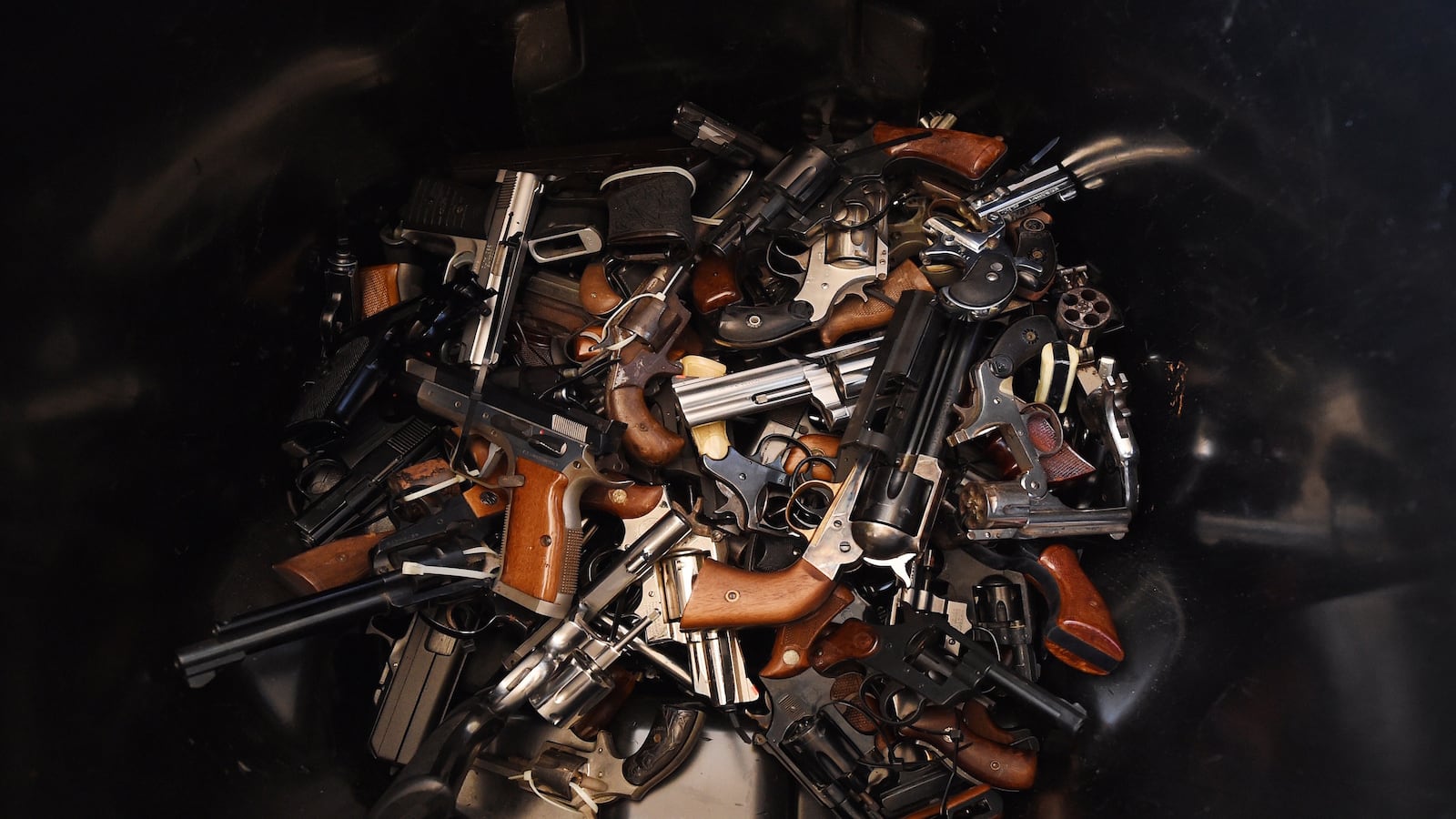 videos/2016/03/03/video-shows-robbery-of-houston-gun-store/160303-Place-Gun-Robbery_wuunh3