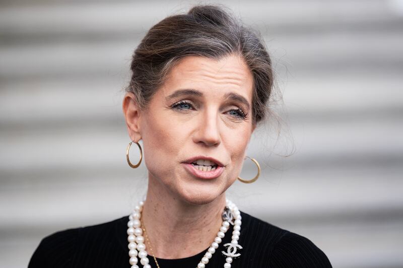 众议员南希·梅斯在美国国会大厦外与记者交谈。