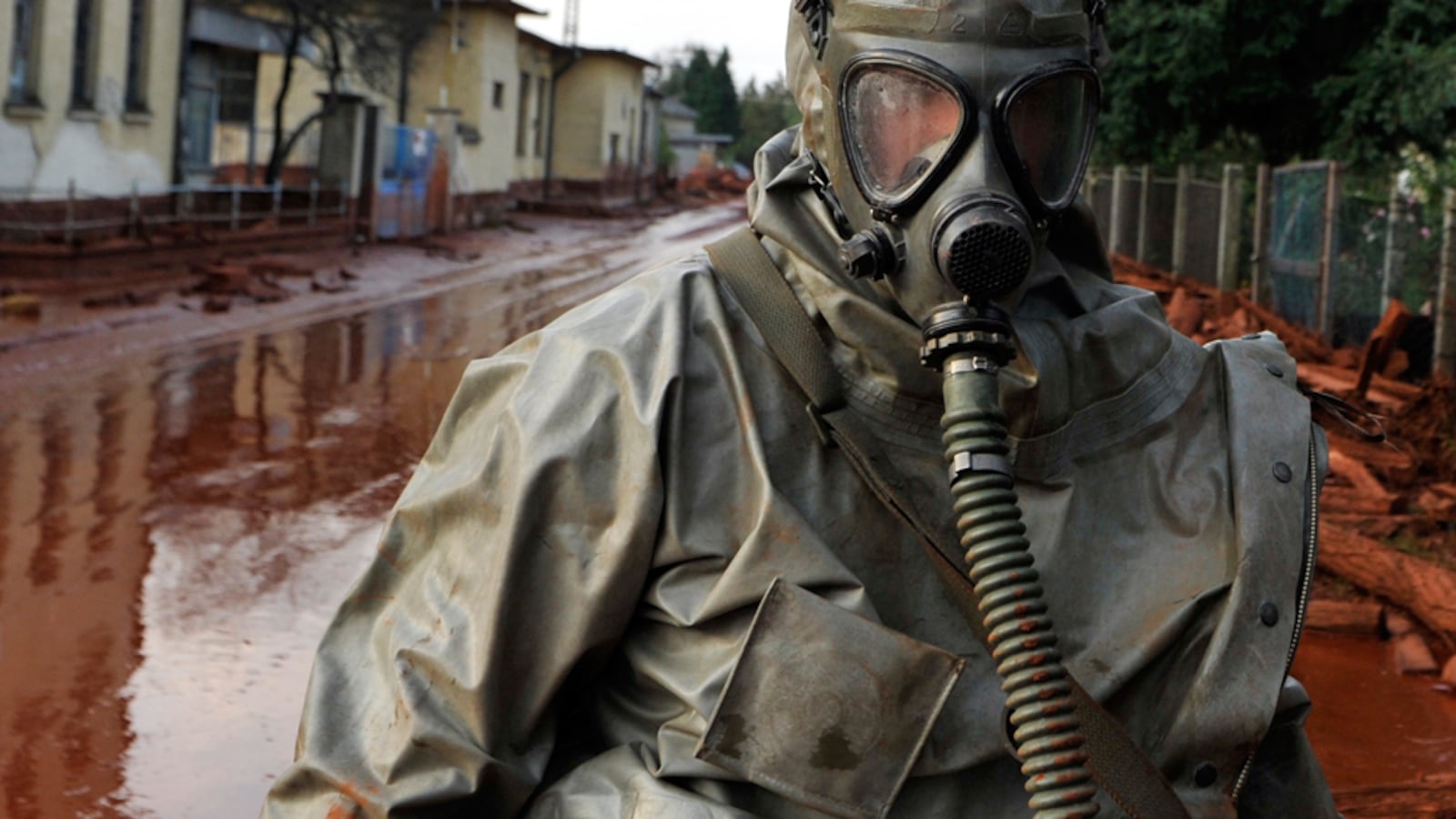 galleries/2010/10/06/toxic-sludge-engulfs-hungarian-towns/toxic-sludge-6_oovh9r