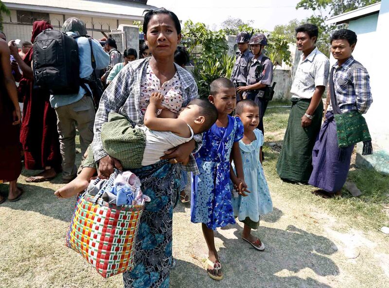 galleries/2013/03/22/uproar-in-burma-see-the-shocking-photos/myanmar-riots-4_e2g9pz