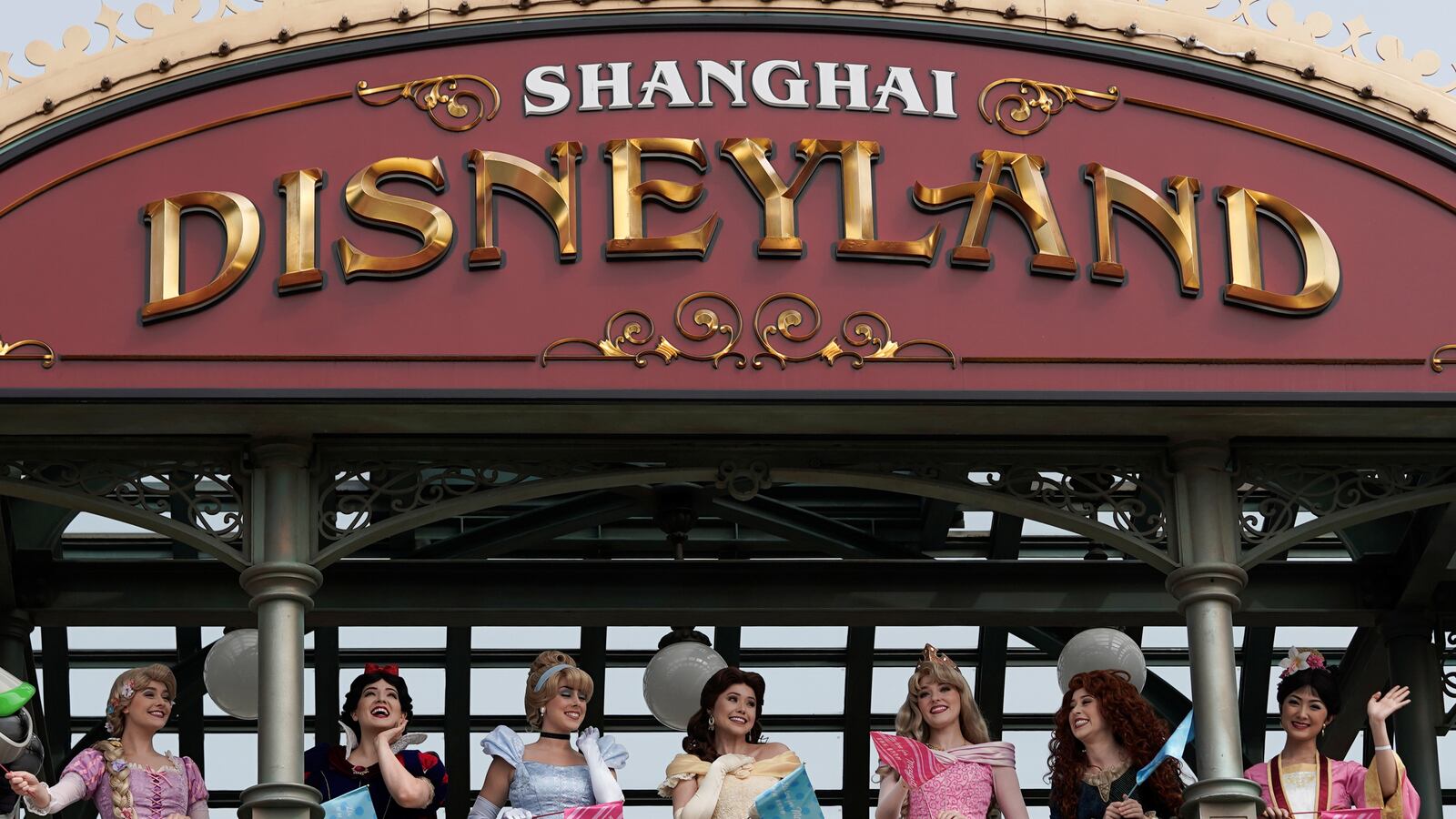 2020-05-11T000000Z_1299463637_RC21MG9ZFE57_RTRMADP_3_HEALTH-CORONAVIRUS-CHINA-DISNEY_m7szfk