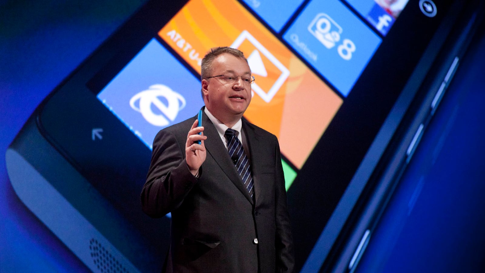 articles/2012/01/10/nokia-lumia-900-boast-sleeker-more-modern-design-than-apple-iphone/nokia-new-phone-lyons_qqczru